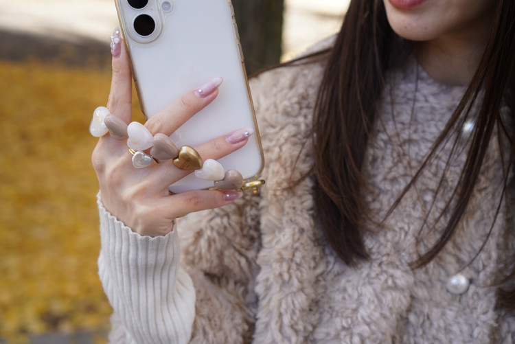 SNSで話題】LOUVINI PARISのハンドストラップで、スマホコーデを一新