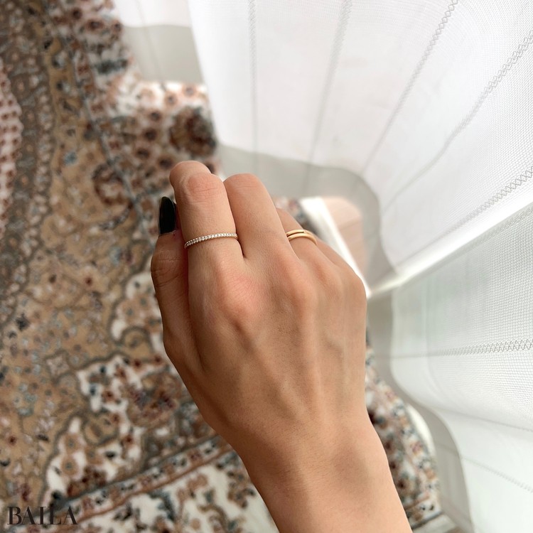 10万円以内で自分へリングをプレゼント。ニットからのぞかせるのが