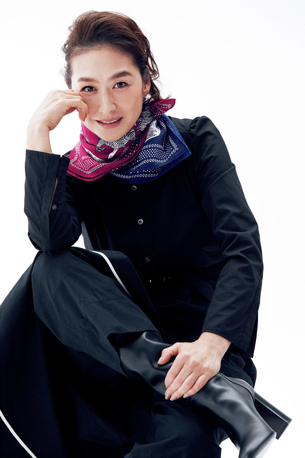 亜希、エルメスのスカーフをまとう 五選｜Web eclat（ウェブエクラ）