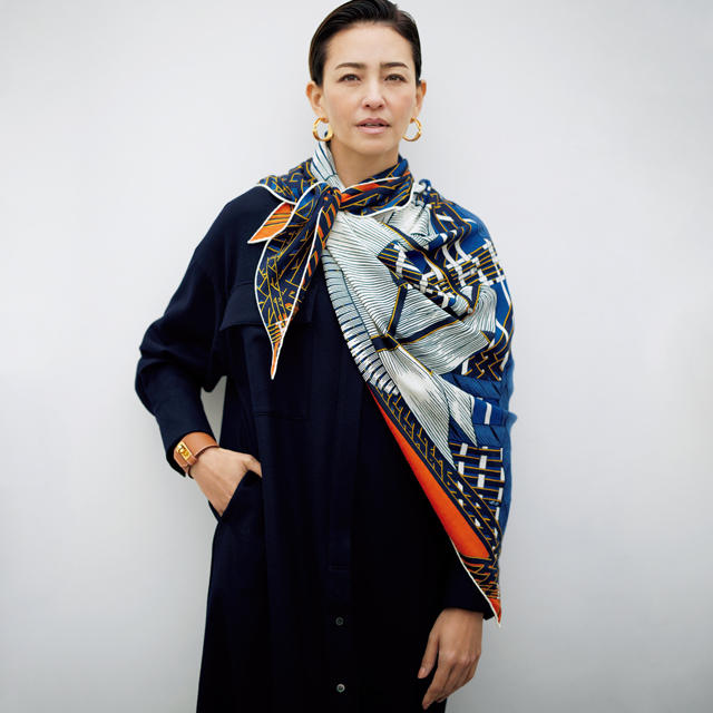 エルメスの柄スカーフ】グラフィカルな一枚を装いのアクセントに