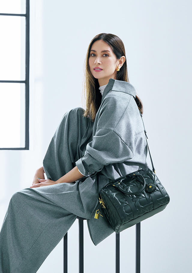 絶妙なサイズ感で持ち運びやすい「ディオール」のボストンバッグ｜Web