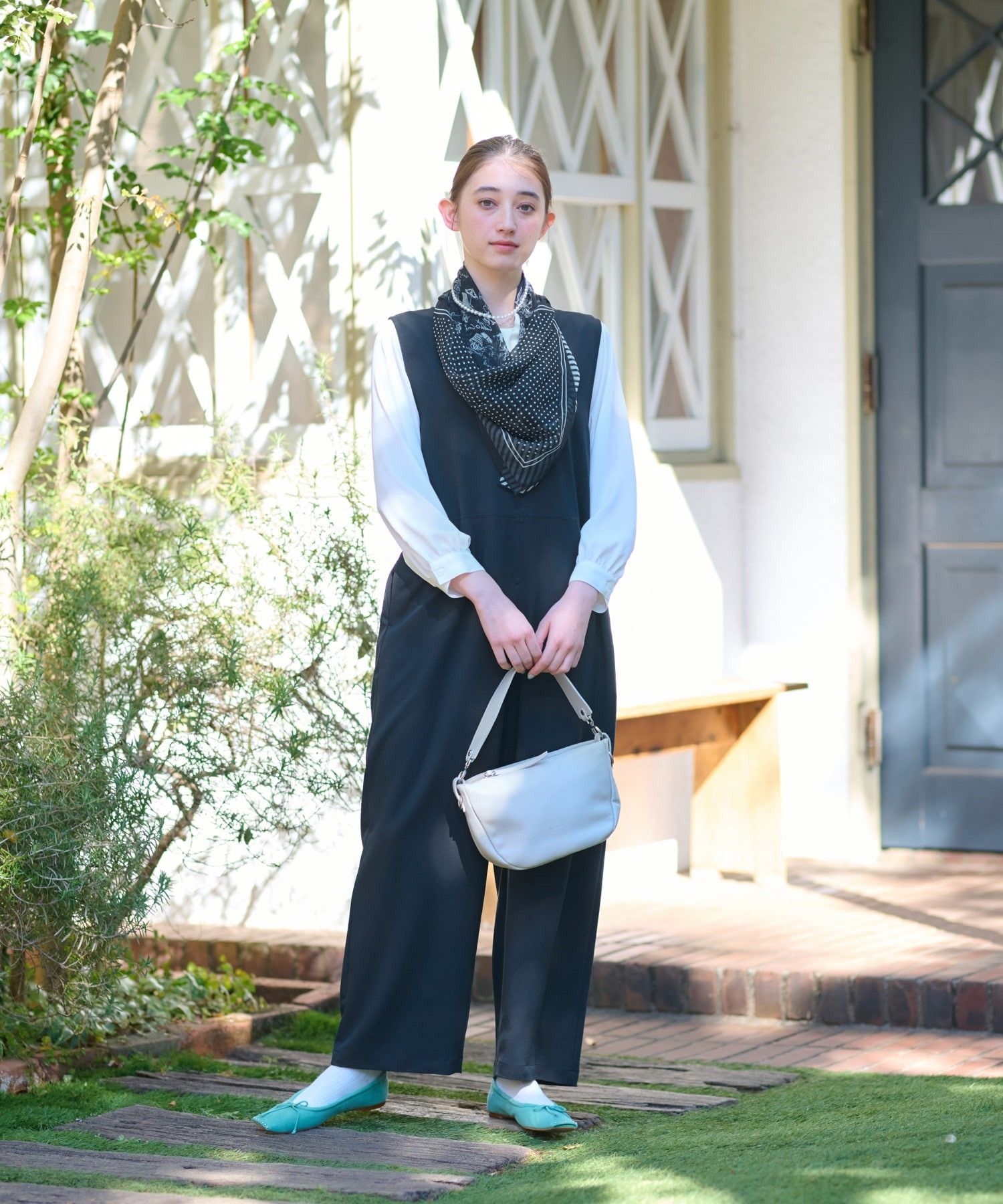 洗える 深Vネックのサロペットパンツ【セレモニー】|キャラ・オ