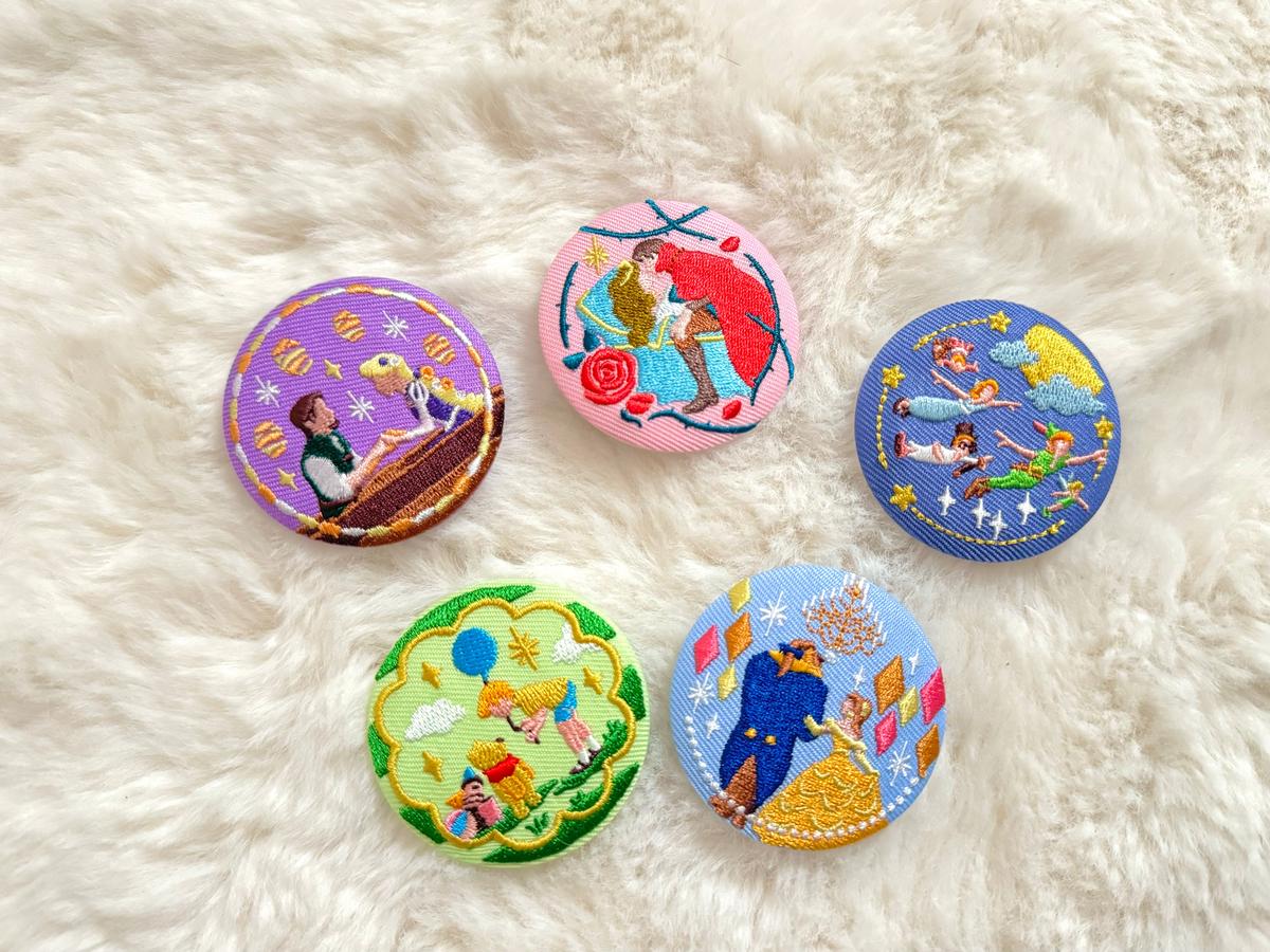 売り切れ続出！？「ディズニー刺繍缶バッジ」開封してみた！ | MORE