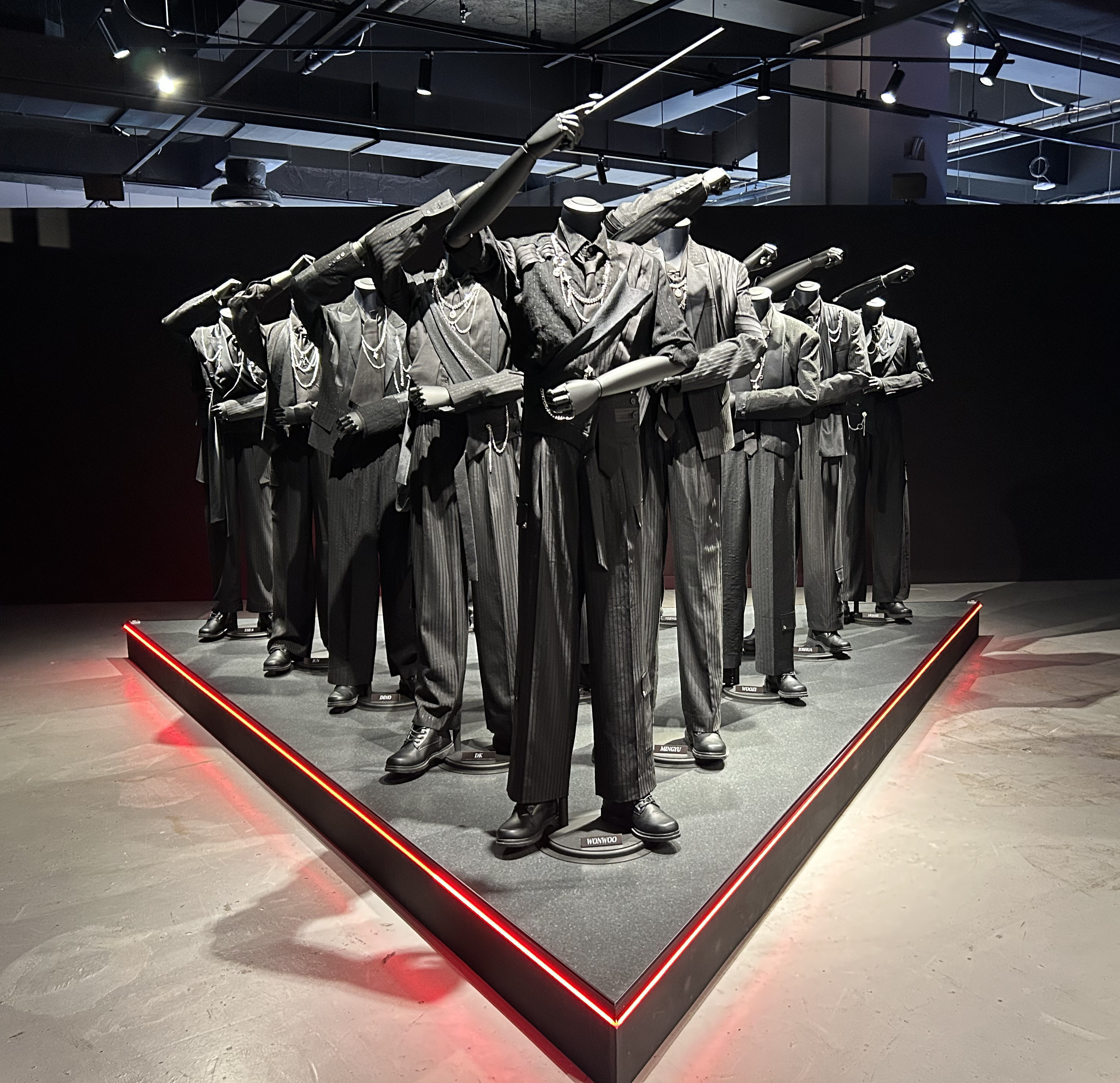 SEVENTEEN】潜入レポ！ 限定グッズにも注目！写真展「[HYBE INSIGHT