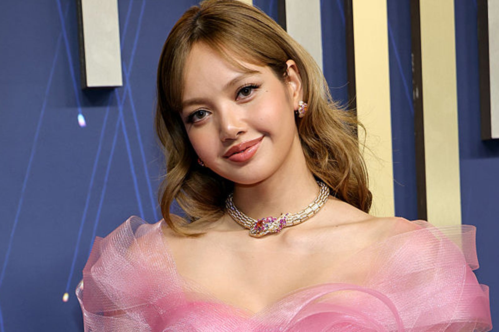 BLACKPINKリサ、透けタイツ×ミニワンピ姿に絶賛の声「完璧なビジュアル