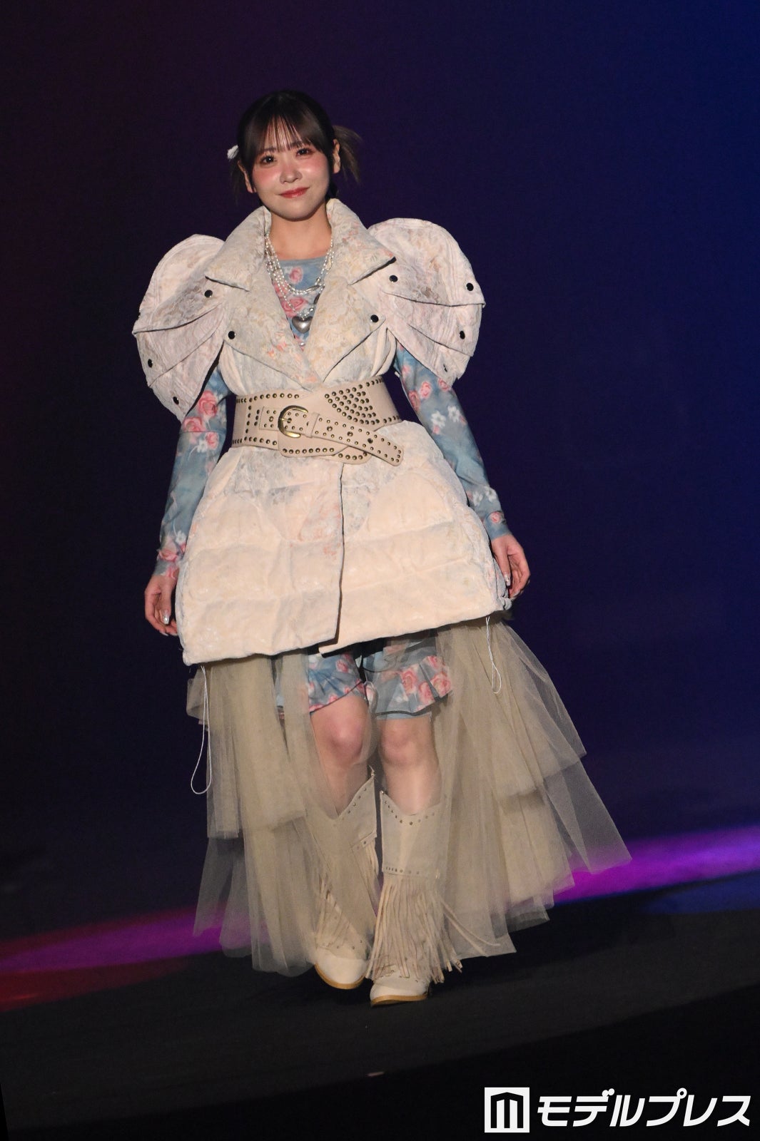 FRUITS ZIPPER櫻井優衣、大ぶりベルト×パフスリーブ着こなす 笑顔に