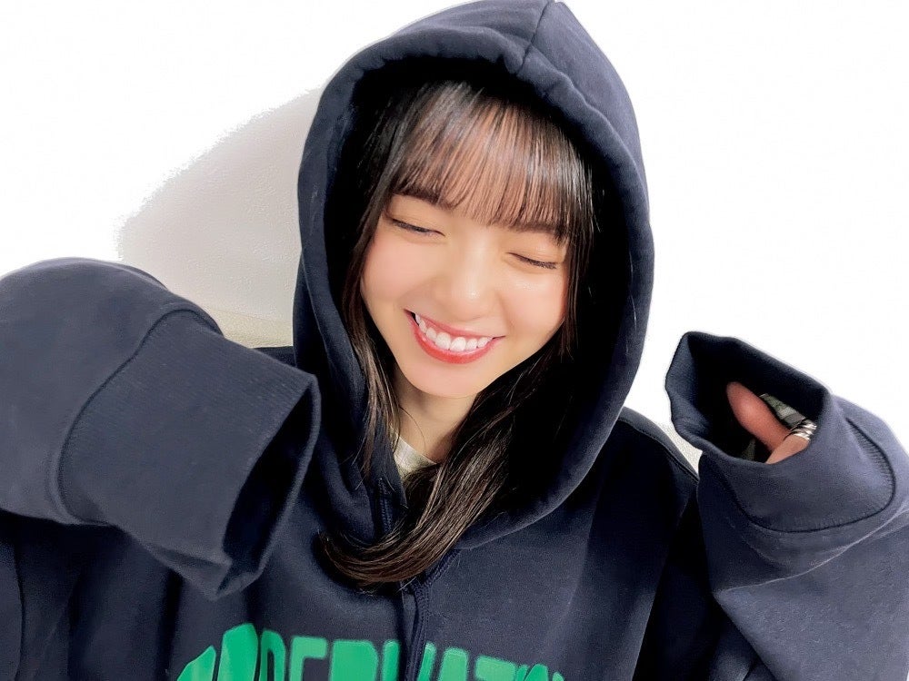 乃木坂46齋藤飛鳥、ぶかぶかパーカー姿の“彼女感”あふれる萌え袖