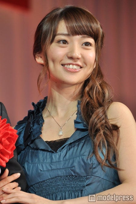 画像8/10) AKB48大島優子、ミニドレスでにっこり 前田敦子に続き