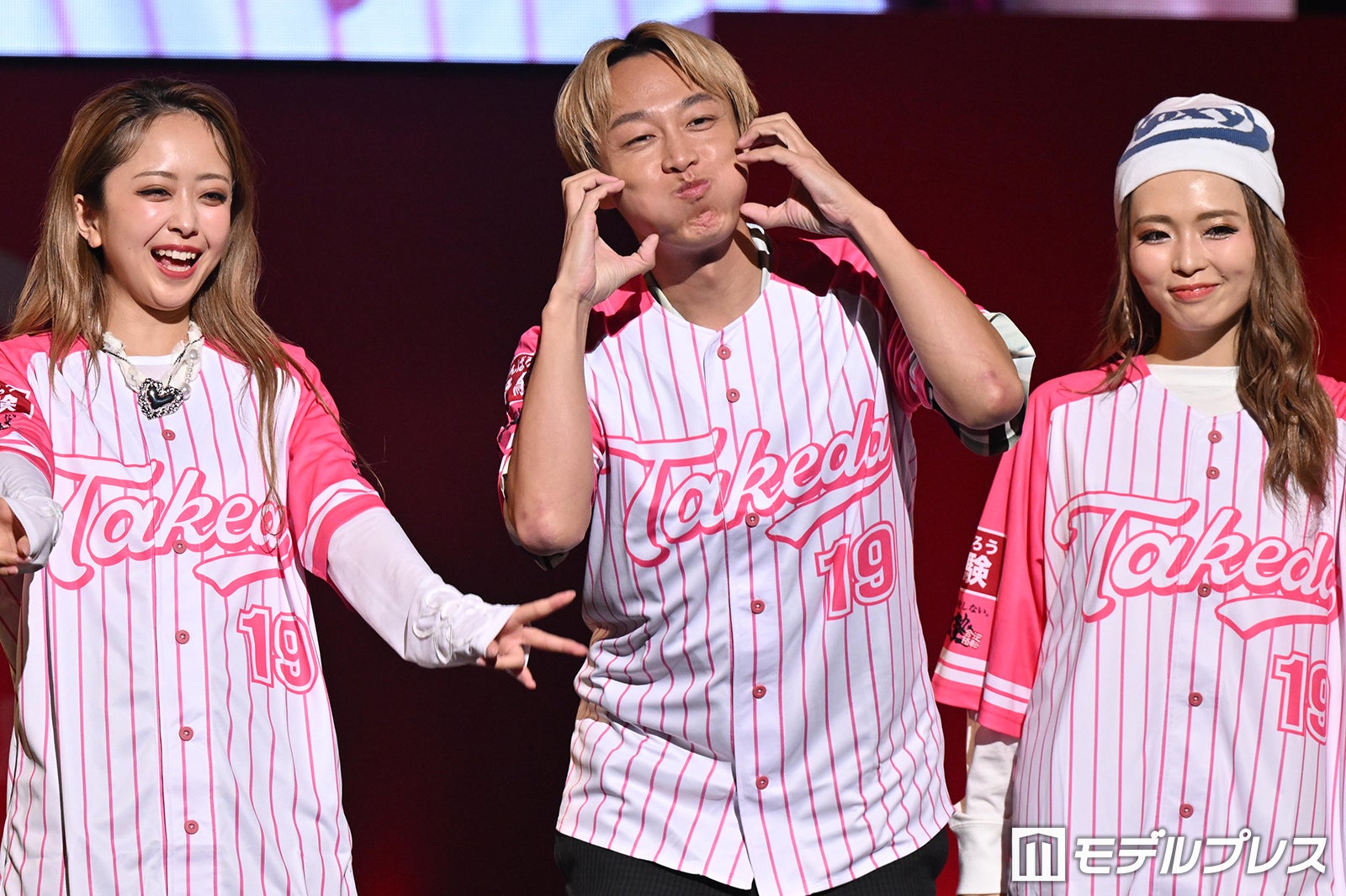 お見送り芸人しんいち、みりちゃむ＆ゆいちゃみと3ショットで歩く