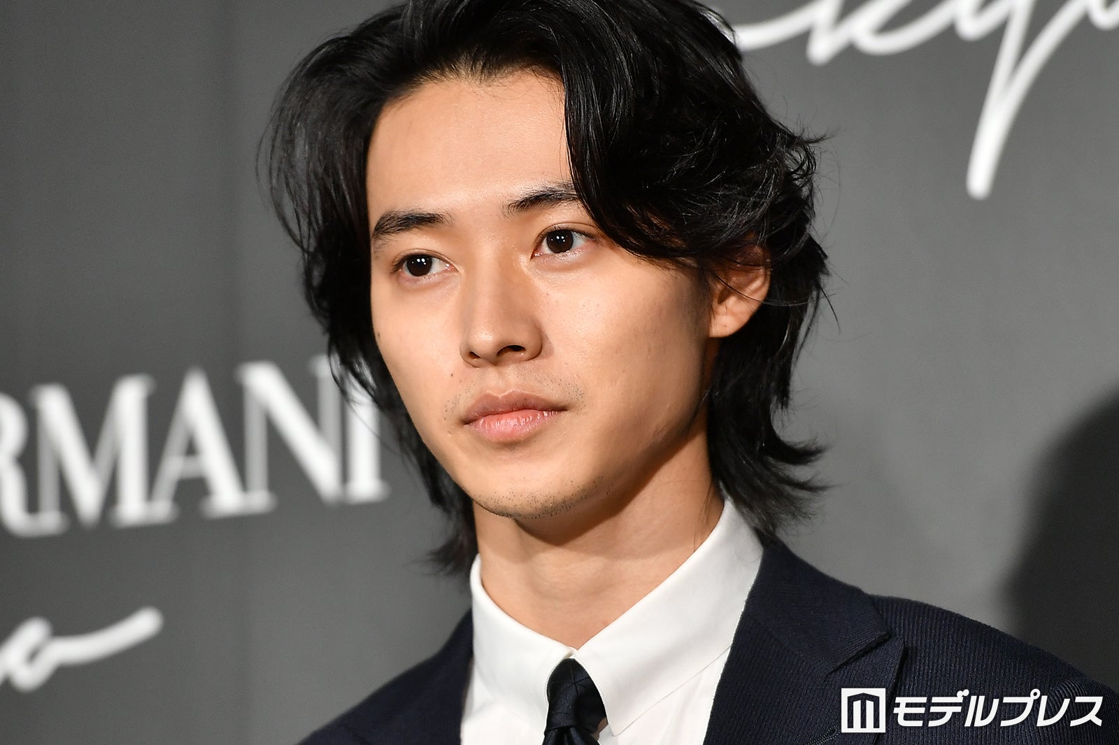 山崎賢人「アルマーニ」スーツで颯爽登場 クールな眼差しで応える