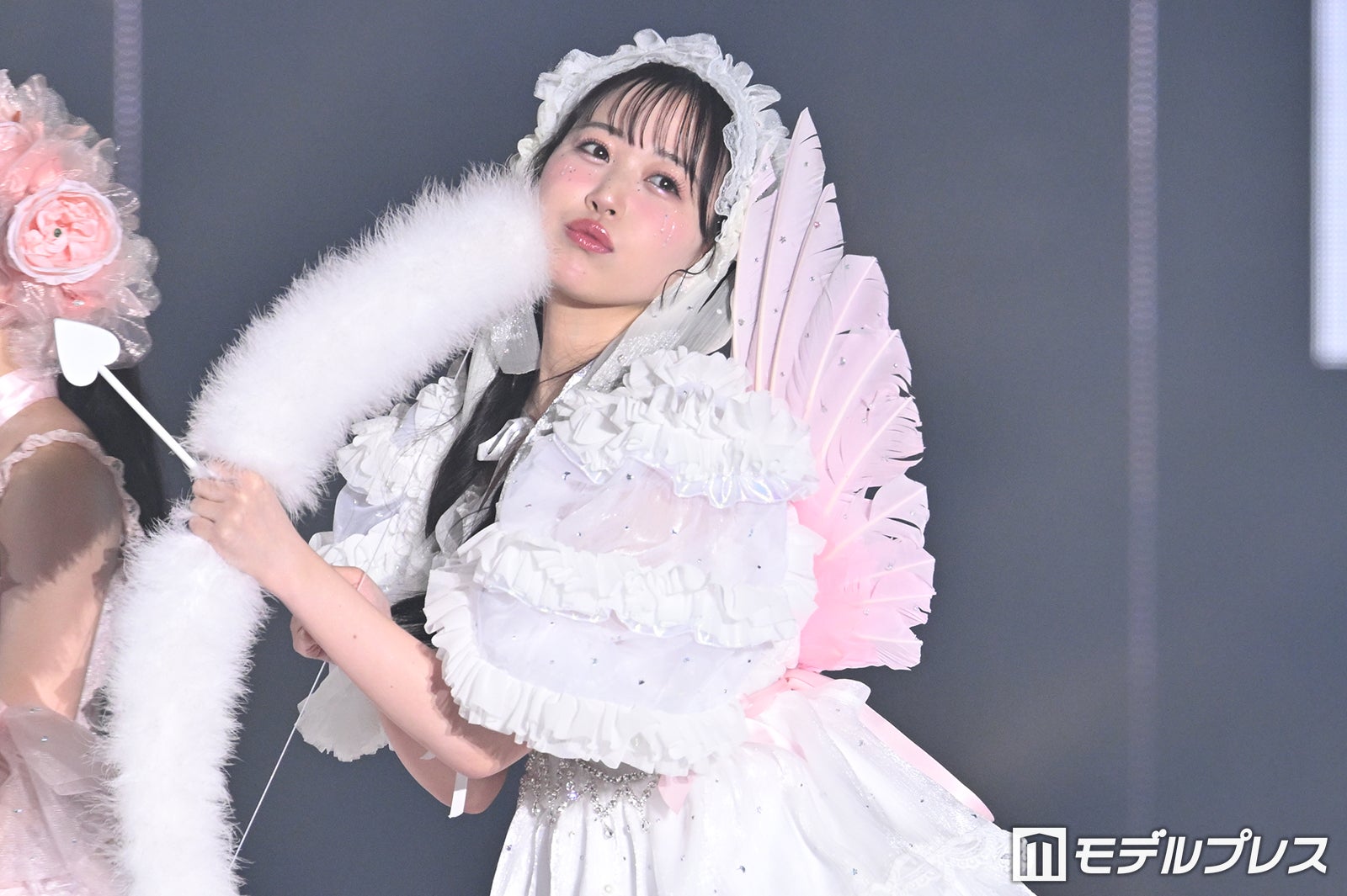 FRUITS ZIPPER松本かれん、キューピッド風衣装でファンの心射止める