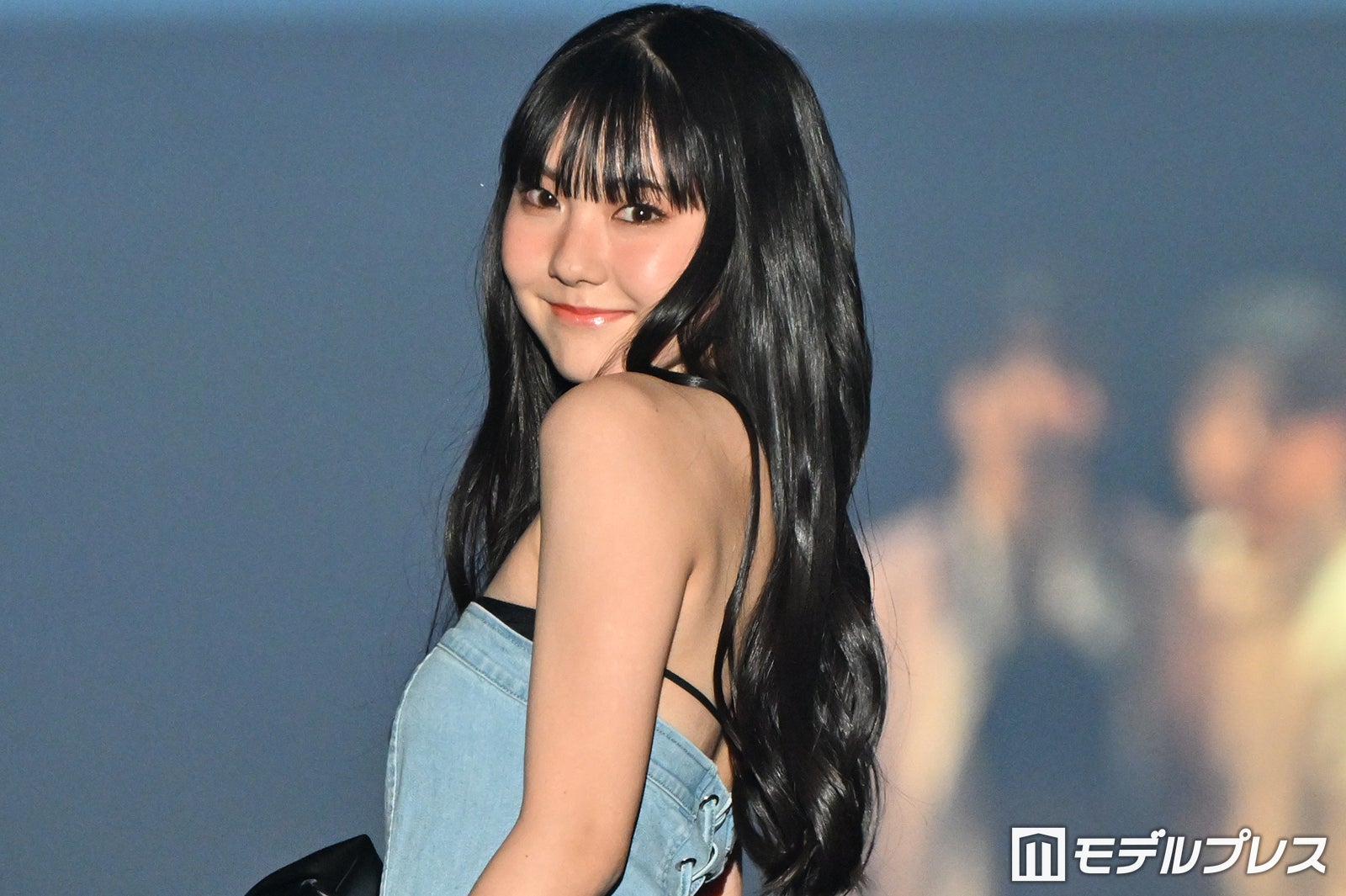 Girls2菱田未渚美、美デコルテ＆美背中輝く姿 華やかオーラで魅了【TGC