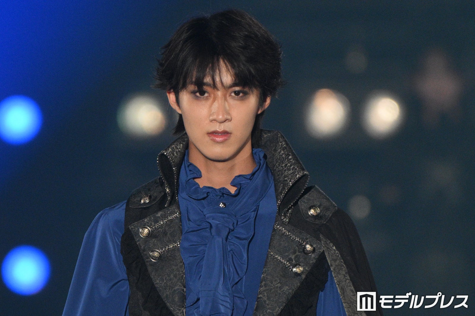 M!LK曽野舜太、囲み目メイクで印象ガラリ マントなびかせランウェイ