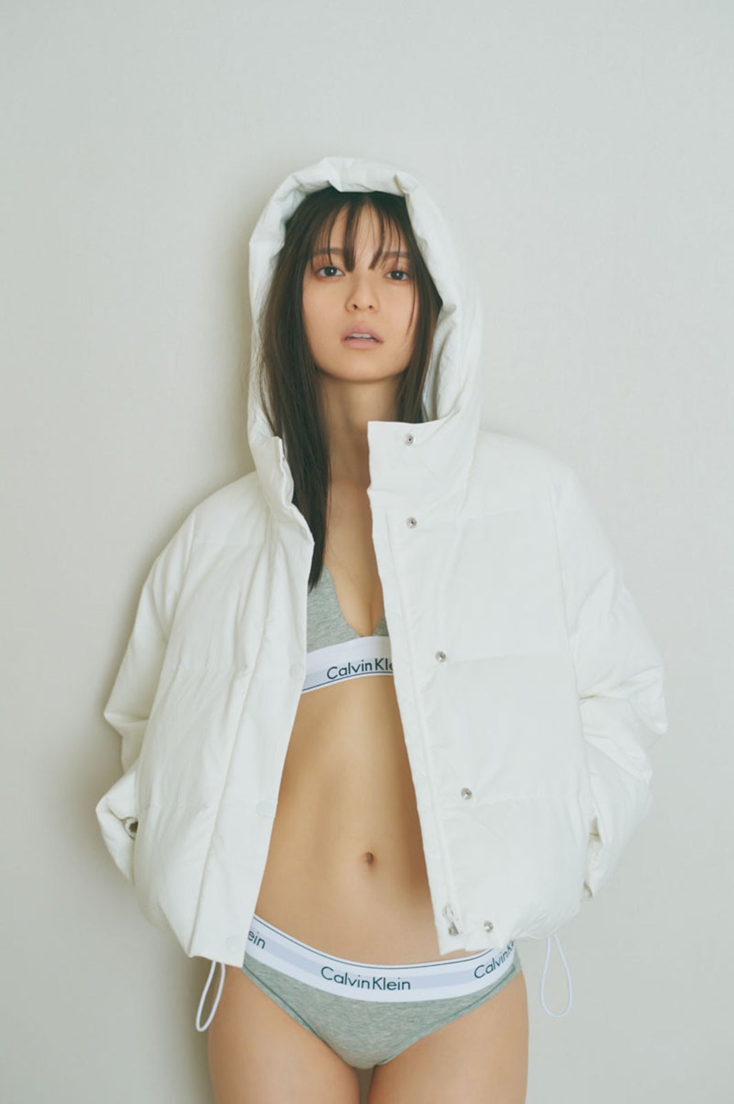 齋藤飛鳥、ダウン×ランジェリー姿の鮮烈ショット 乃木坂46卒業記念写真