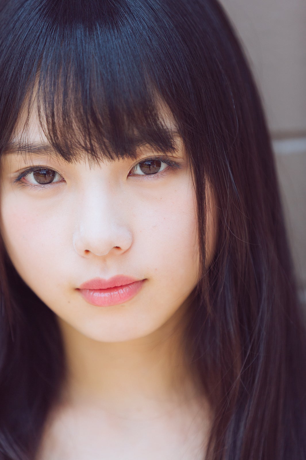 乃木坂46与田祐希、写真集「日向の温度」未収録カット公開 発売から約1