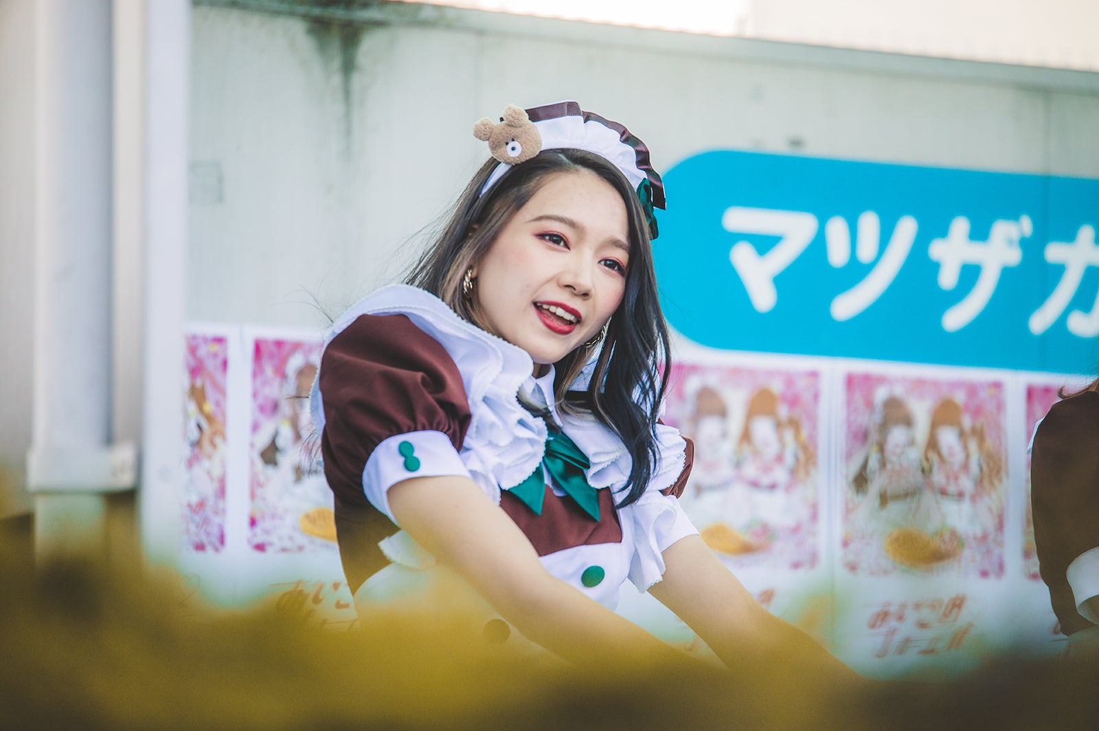 伝説のメイド”hitomiら、＠ほぉ～むカフェ人気メイドが集結 美脚全開