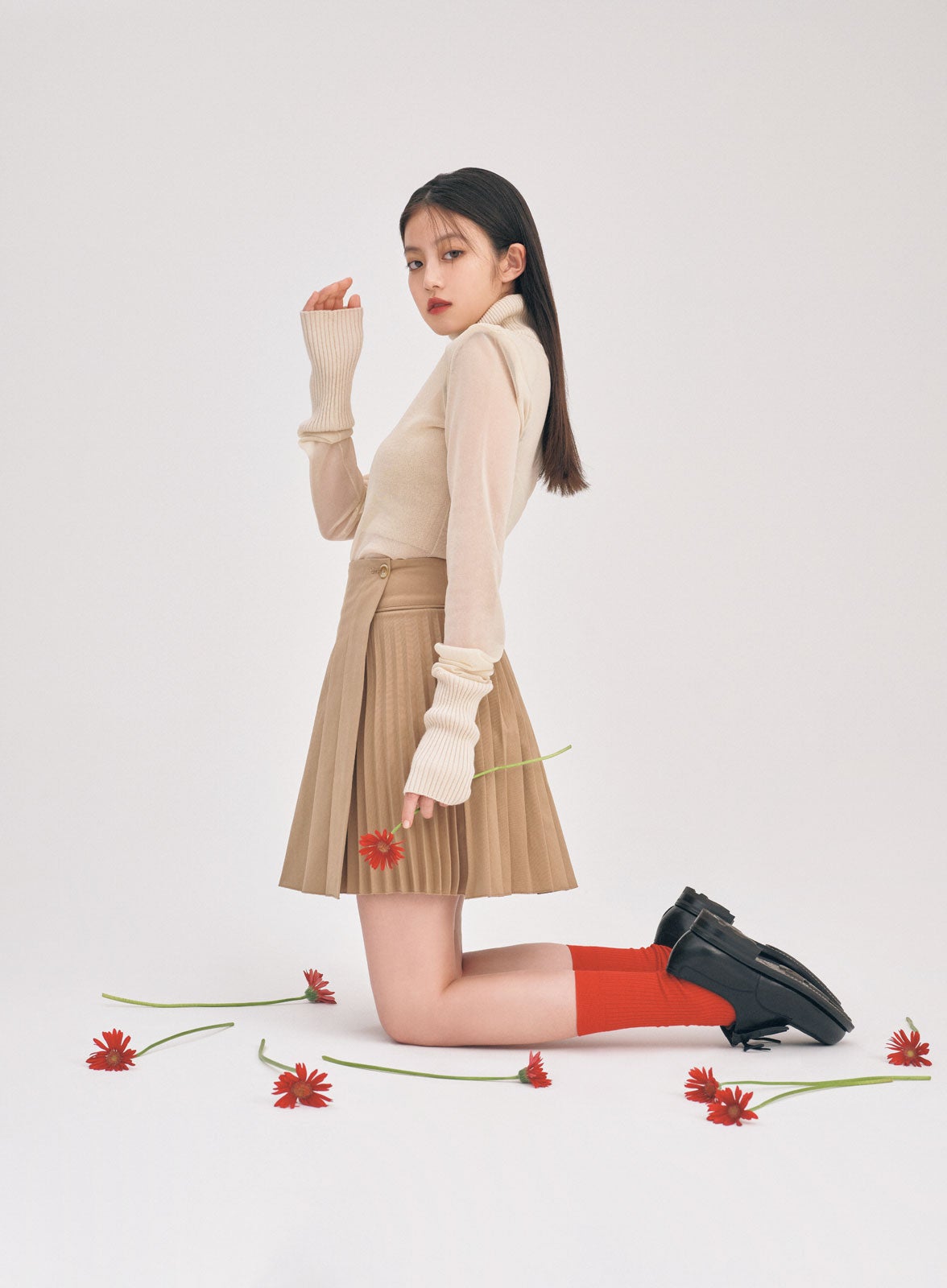 今田美桜、透けトップスでほっそり二の腕際立つ 美脚も大胆魅せ