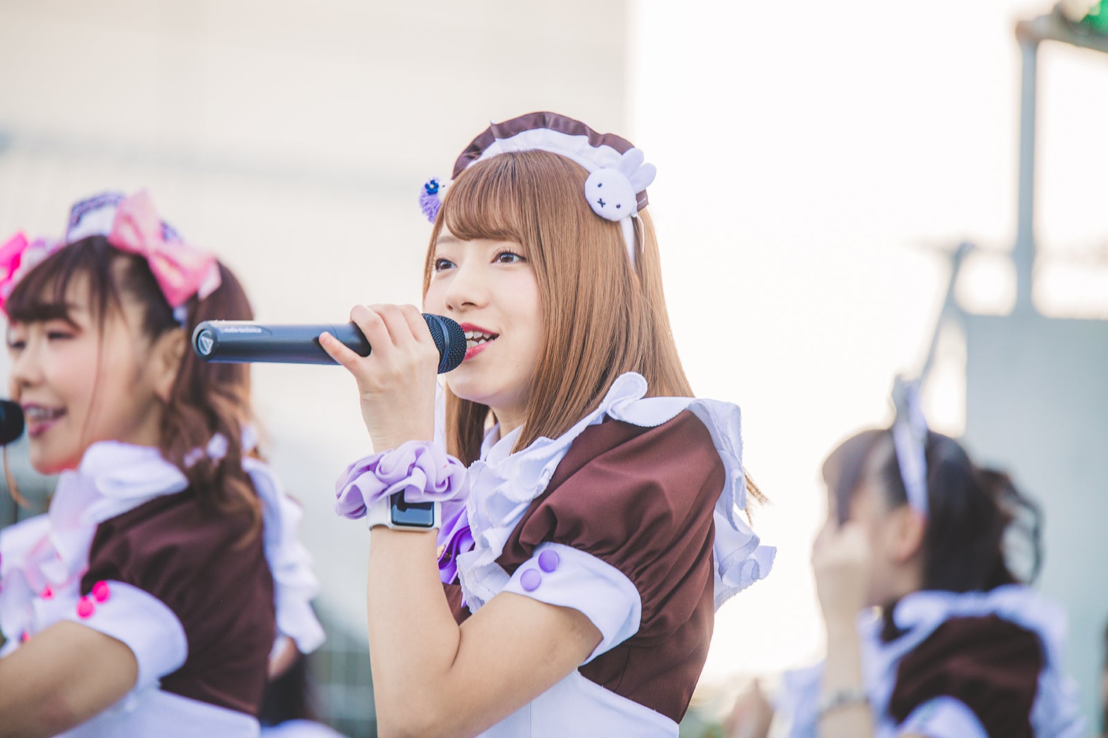 伝説のメイド”hitomiら、＠ほぉ～むカフェ人気メイドが集結 美脚全開