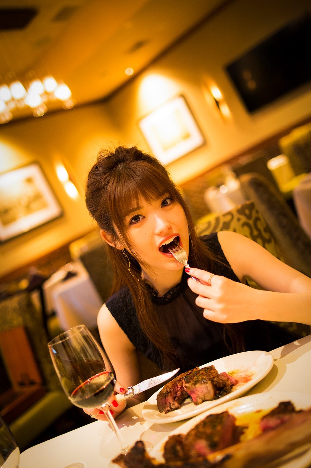 乃木坂46松村沙友理が恍惚の表情 食べる姿が可愛すぎ＜写真集オフ