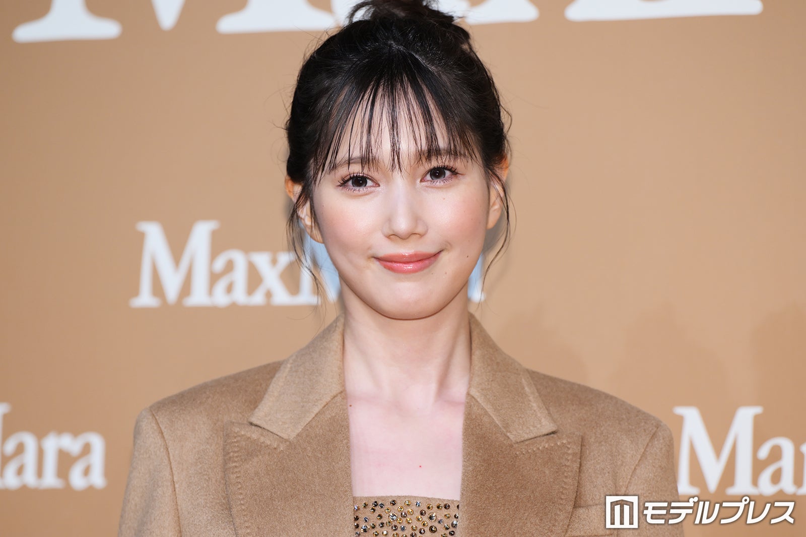 本田翼「特別感が溢れていて」美脚コーデに身を包む エレガントな女性