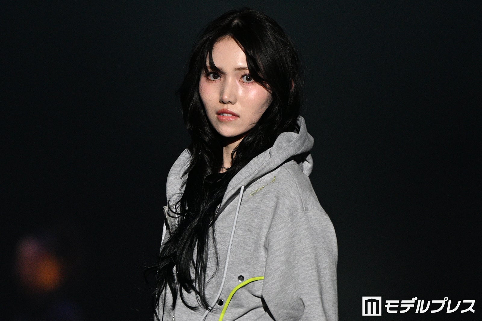 IS:SUE・NANO（釼持菜乃）抜群スタイル＆ニヤリと微笑む表情にファン