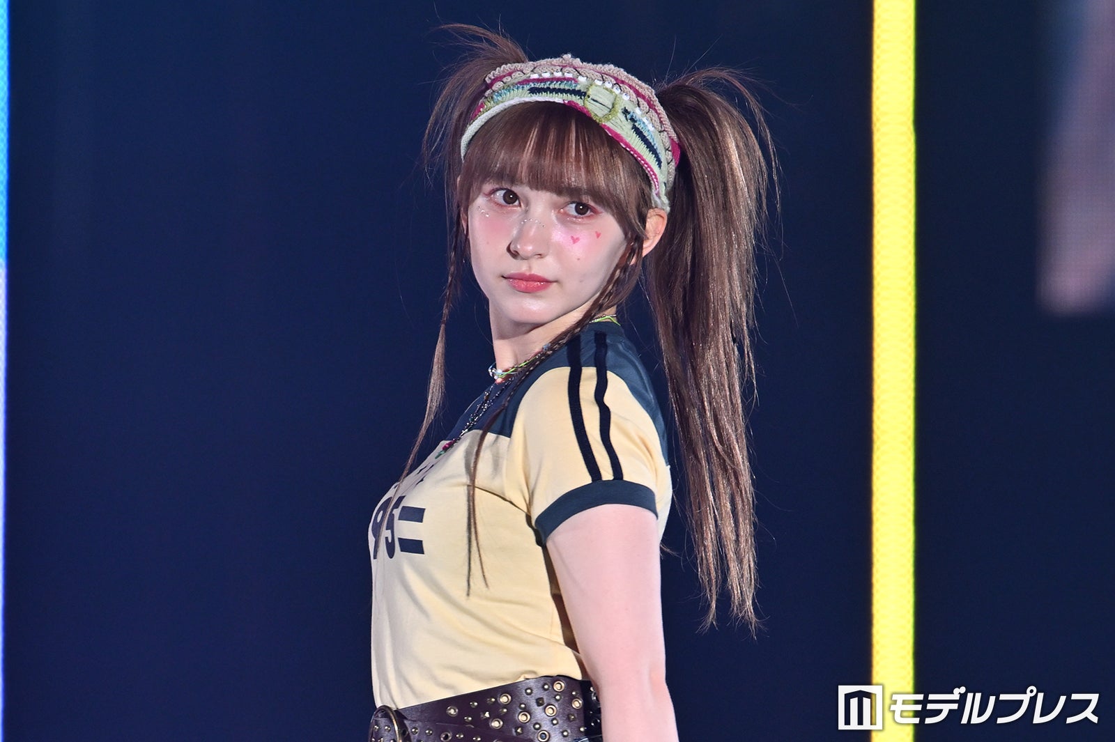 FRUITS ZIPPER早瀬ノエル、タイトTでほっそり二の腕披露 高め