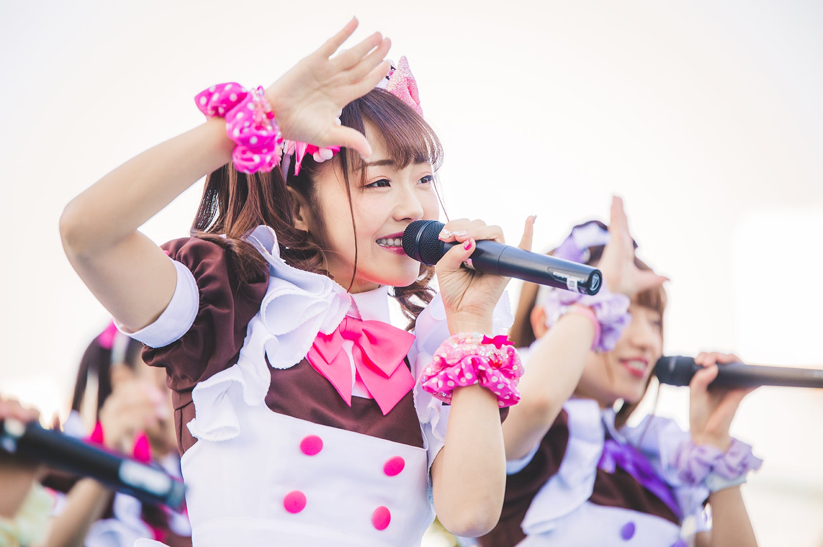 伝説のメイド”hitomiら、＠ほぉ～むカフェ人気メイドが集結 美脚全開