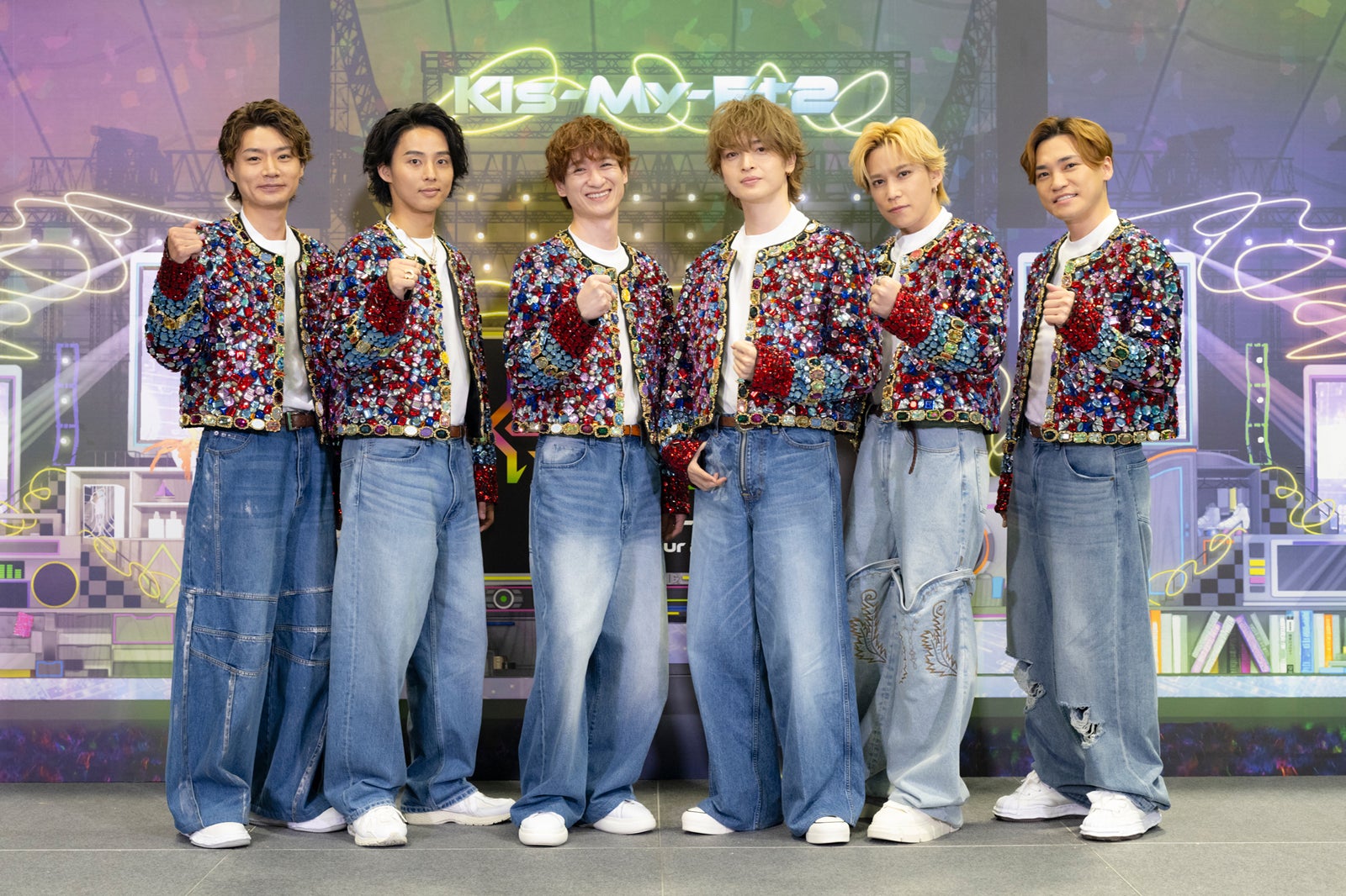 キスマイ“1人8キロ”豪華ジャケット姿で登場 ダイナミック演出も