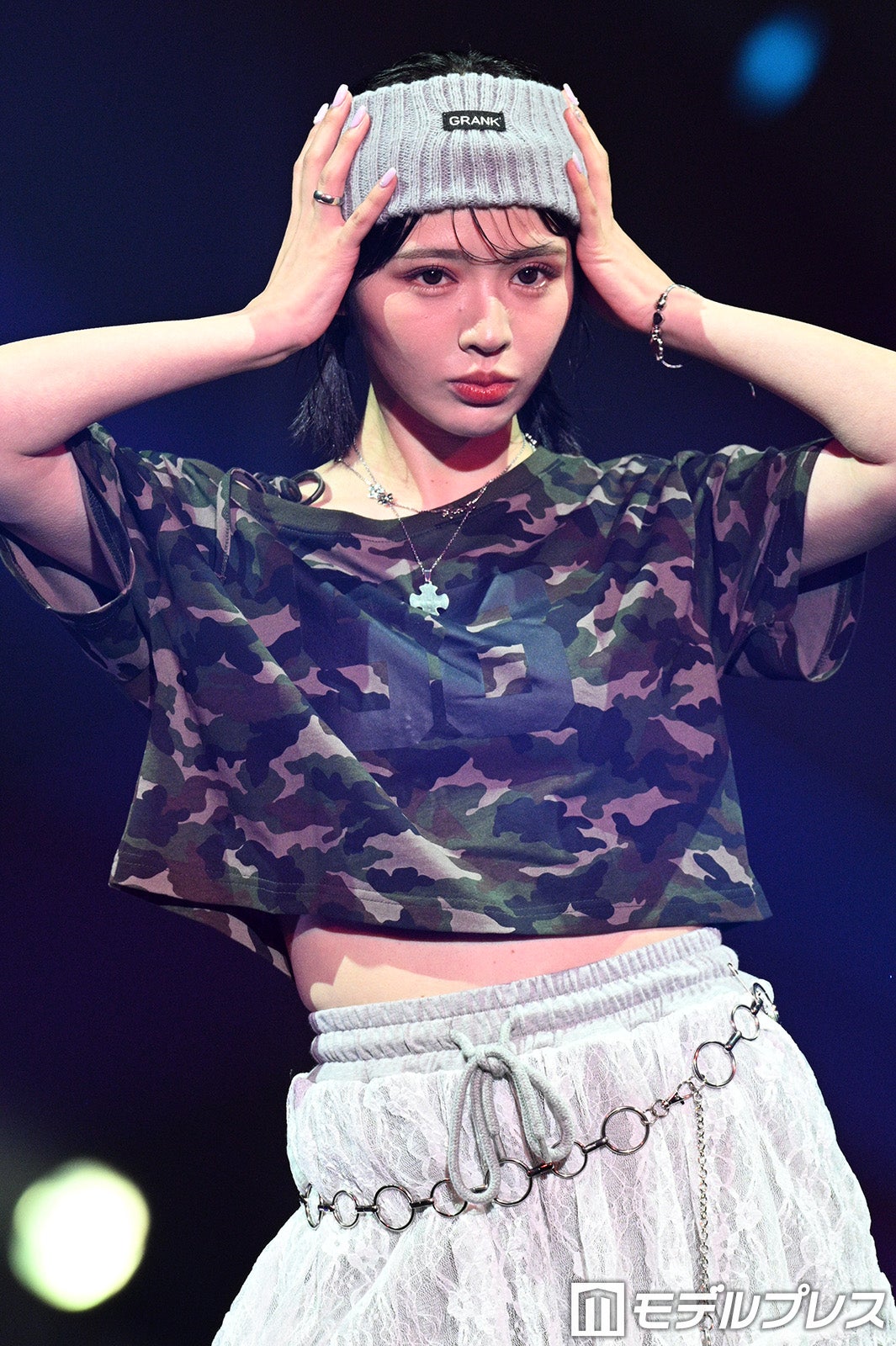 FRUITS ZIPPER鎮西寿々歌、肩見せTシャツ姿披露 ストリートコーデで