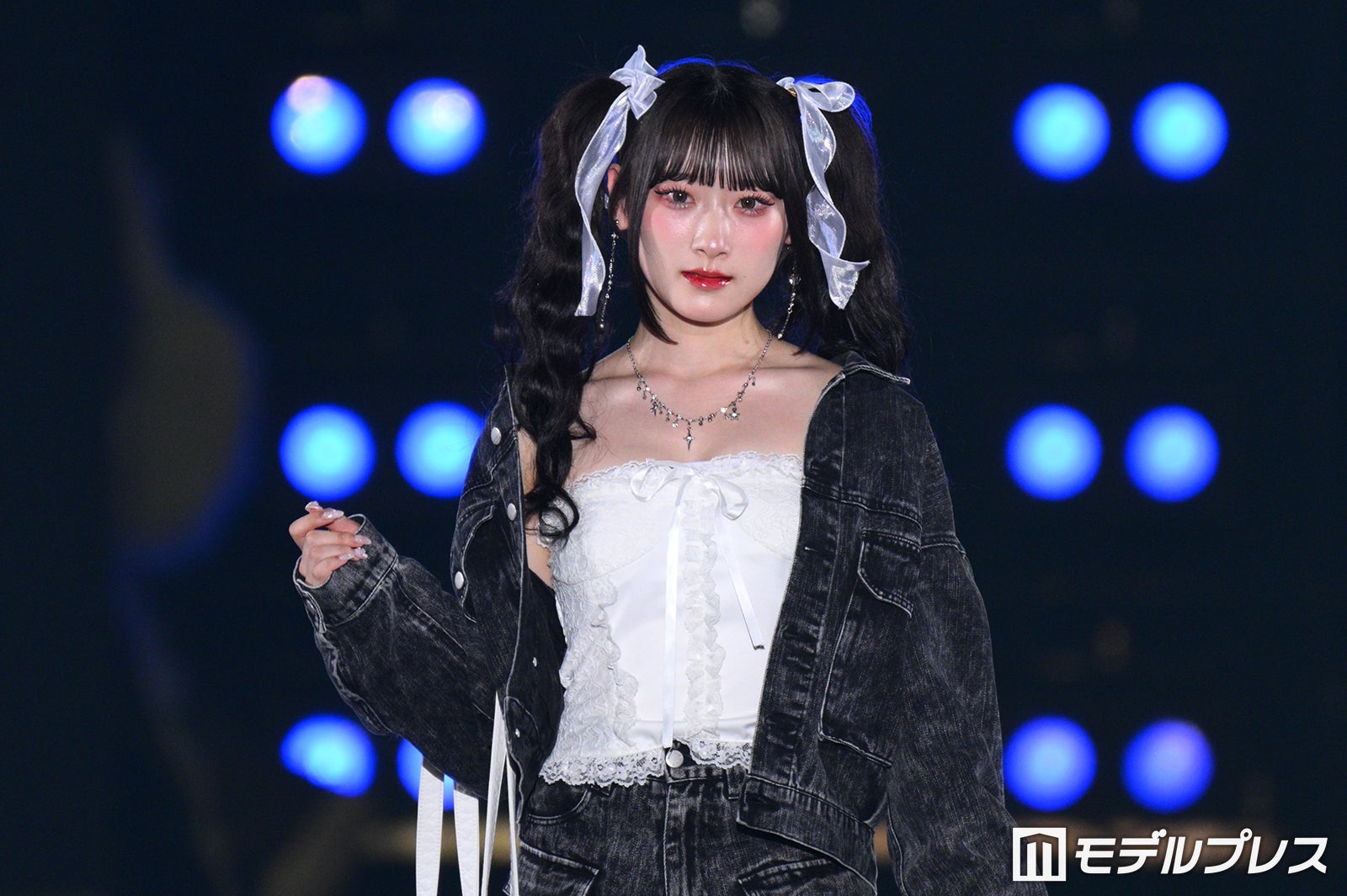 LOVE齋藤樹愛羅、デニム×ツインテで小悪魔ムード “超ミニ”コーデに