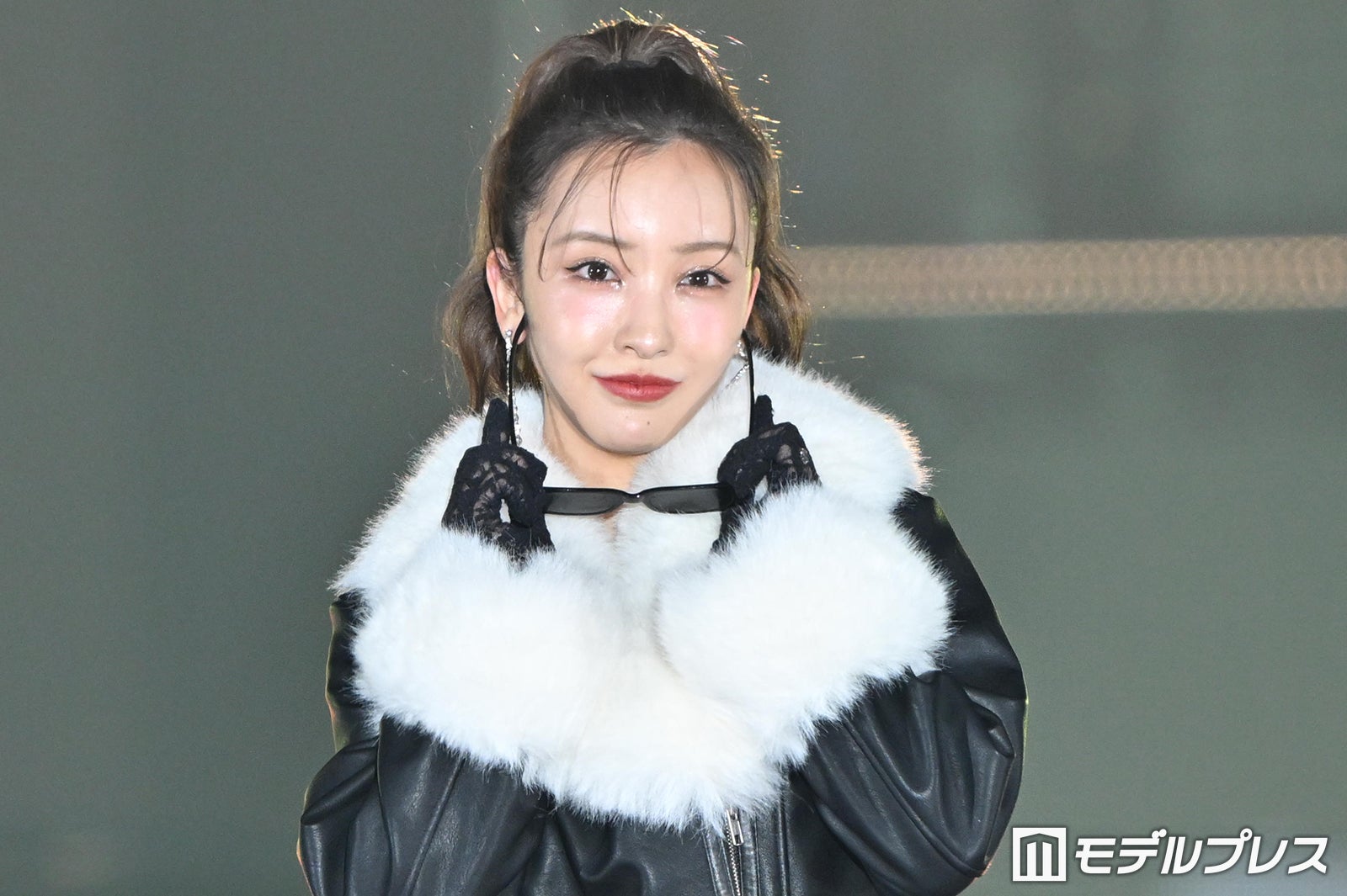 板野友美、サングラス外しに歓声沸く 貫禄のランウェイ【GirlsAward