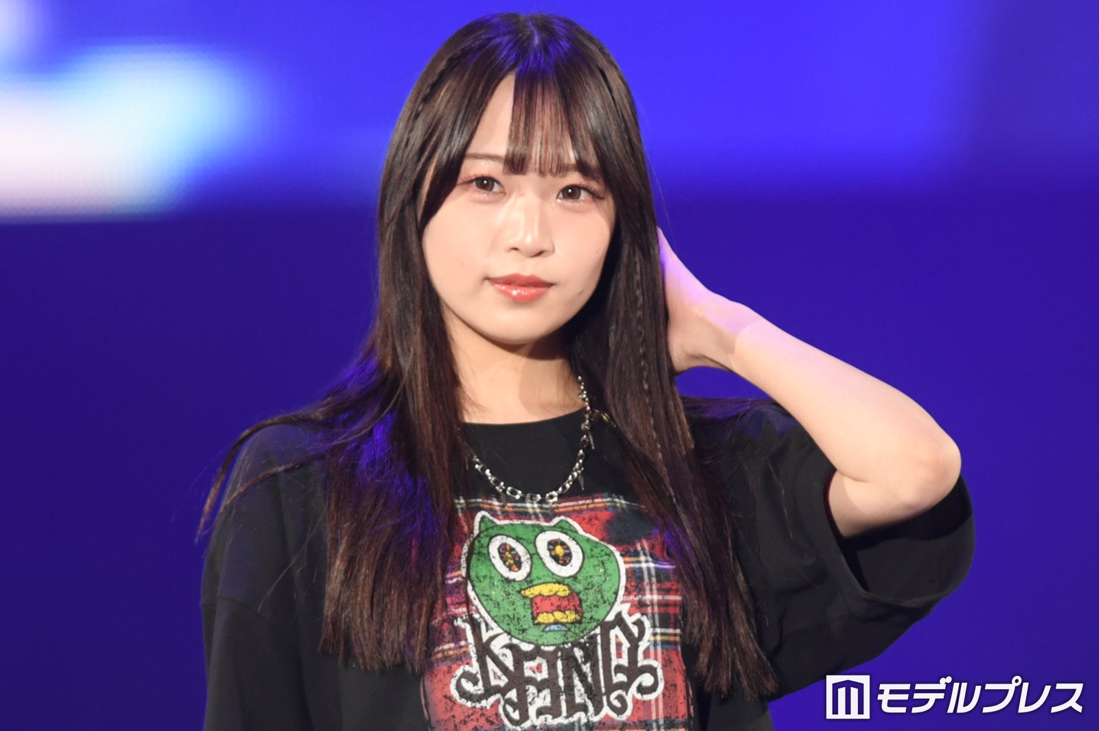 元NMB48浅尾桃香、美髪なびかせランウェイ 甘辛MIXコーデが可愛い