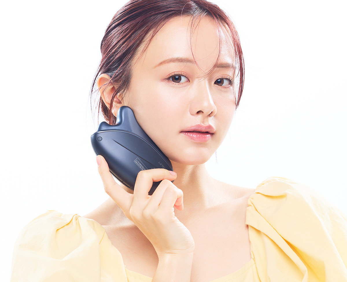 あの人気美顔器「バイタリフト かっさ」が進化！ 森 香澄さんも朝の肌