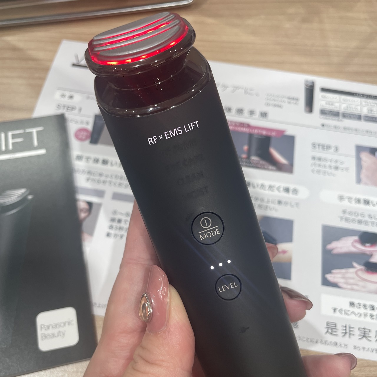 パナソニックの最上位モデル美顔器「バイタリフトRF EX」誕生！ 従来品