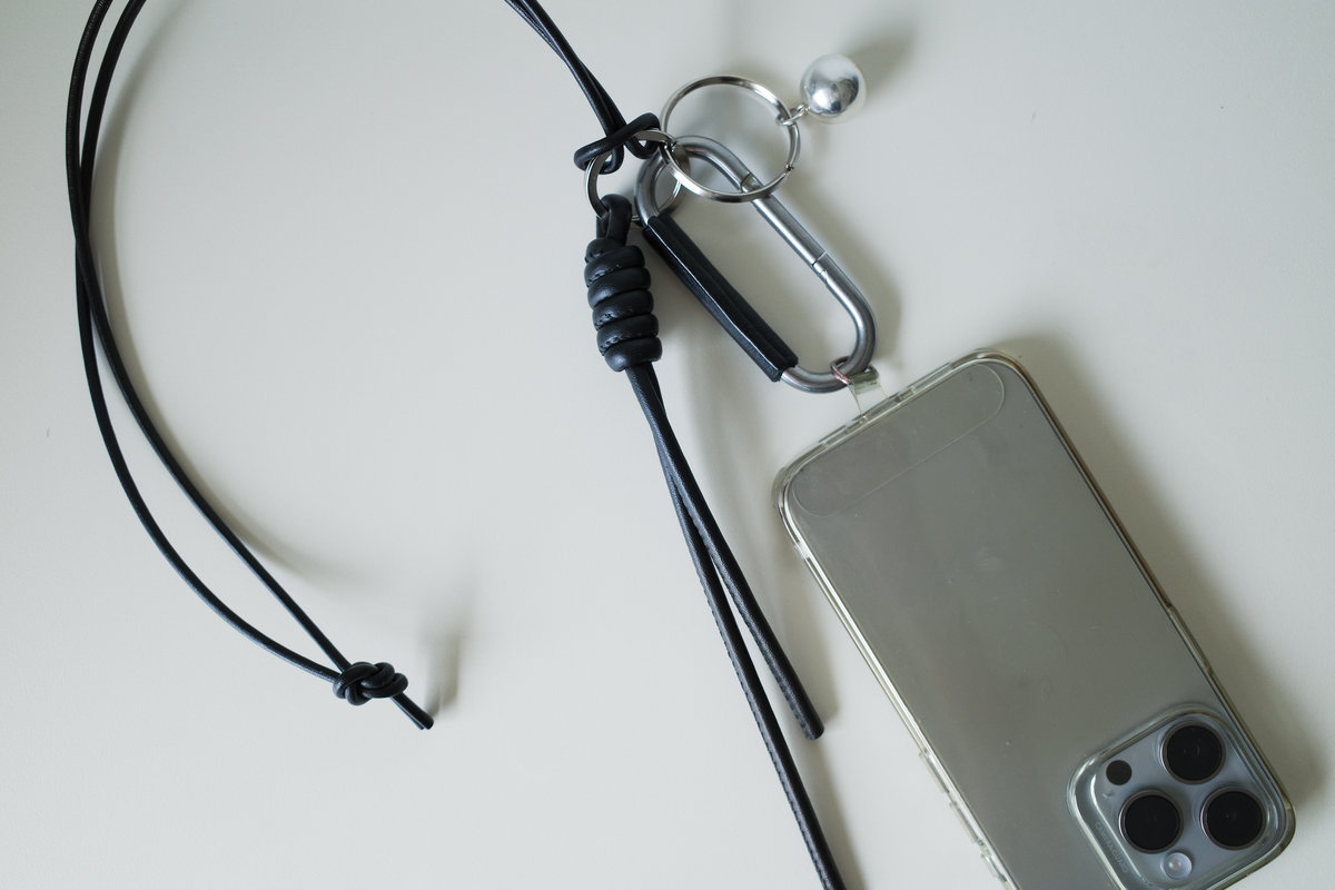 loro（ロロ）】のキーチャームをスマホストラップにしています