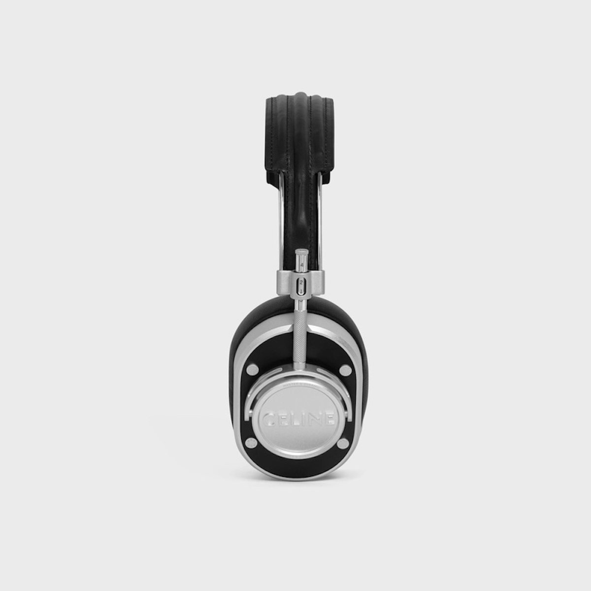 セリーヌ】がMASTER & DYNAMICとコラボレーション。タイムレスな