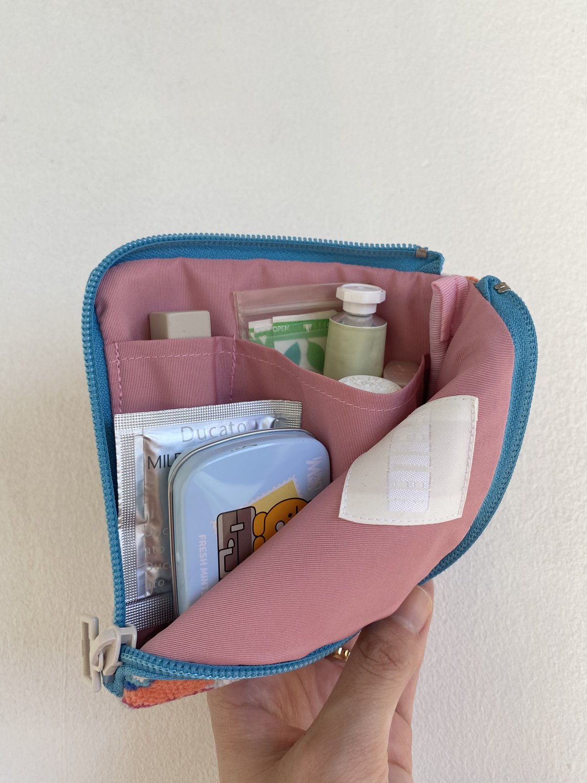 フェイラー】L字に開く手のりポーチは、仕切りもティッシュポケットも