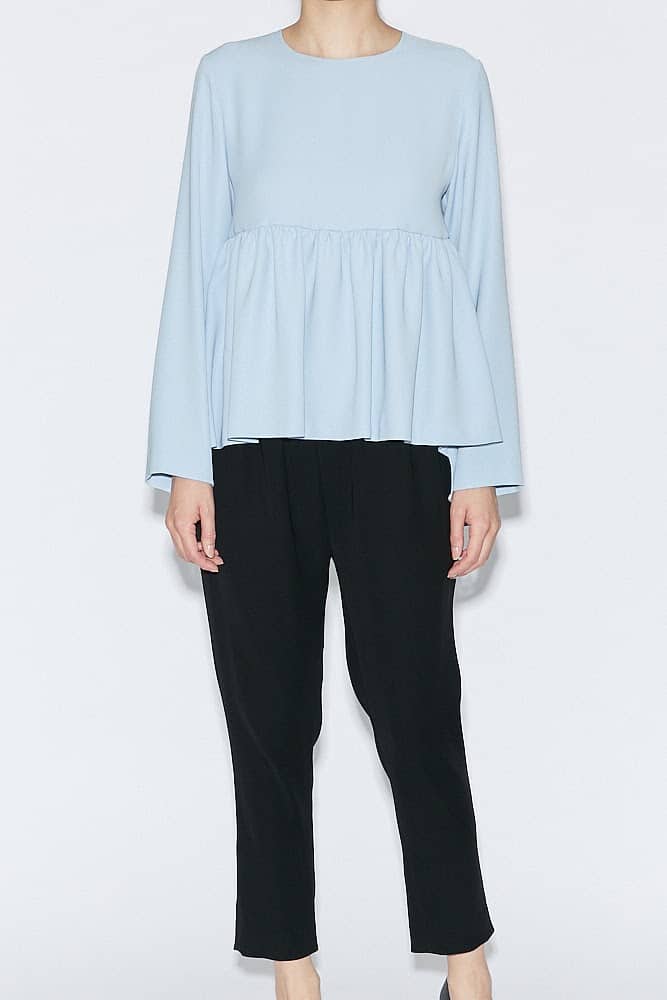 YOKO CHAN(ヨーコチャン)の好印象ブラウスが“オンライン会議”に最適