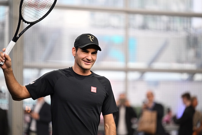 ユニクロで予約販売】ロジャー・フェデラー選手の「引退記念 RF