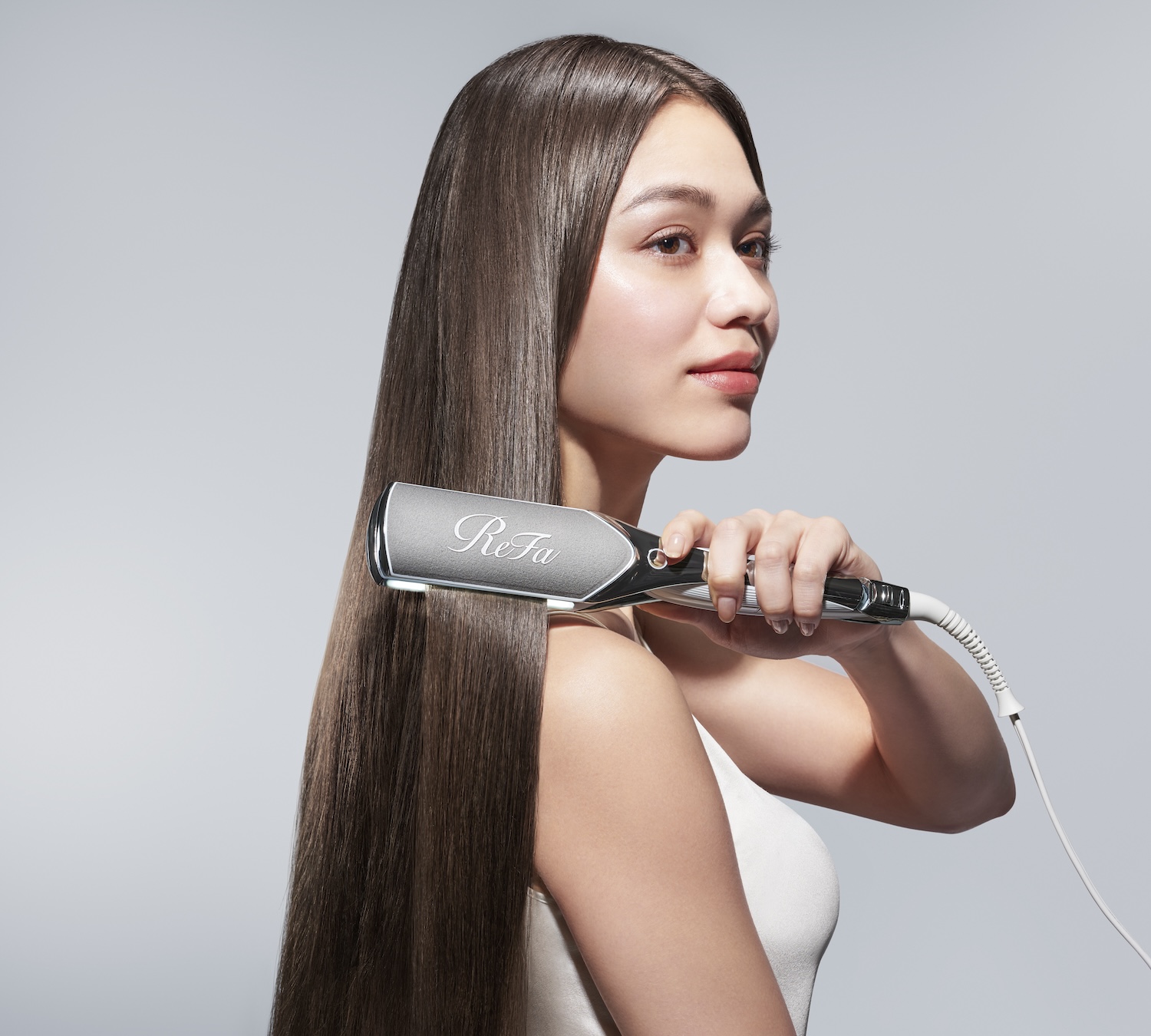 ReFa】幅広プレートでプロ級ストレートに！梅雨時期のうねり・広がり