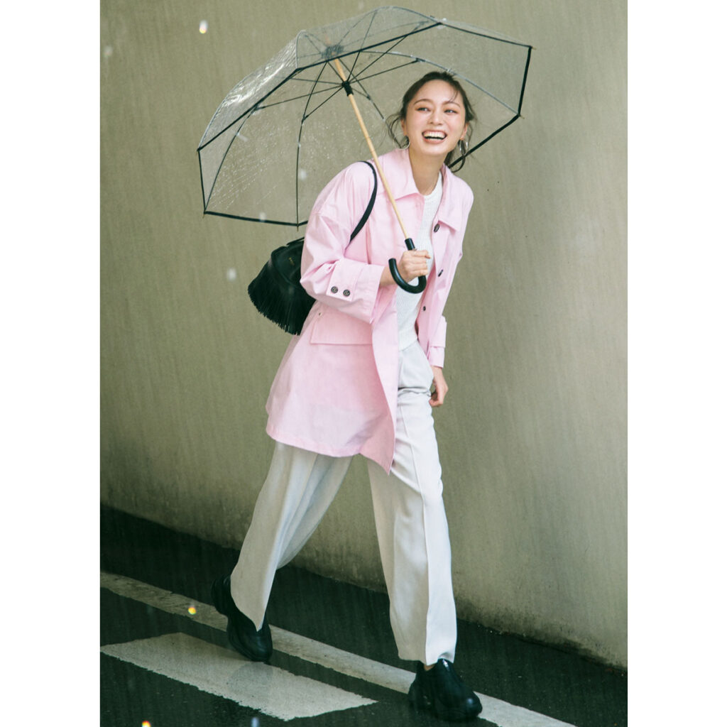 梅澤美波さん】ピンクもさらり着こなす！『名品アウター』を“雨の日