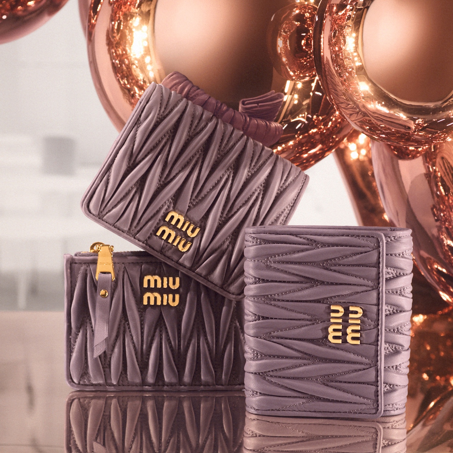 ミュウミュウ】日本限定カラーも登場！ホリデーに欲しい新作スモール