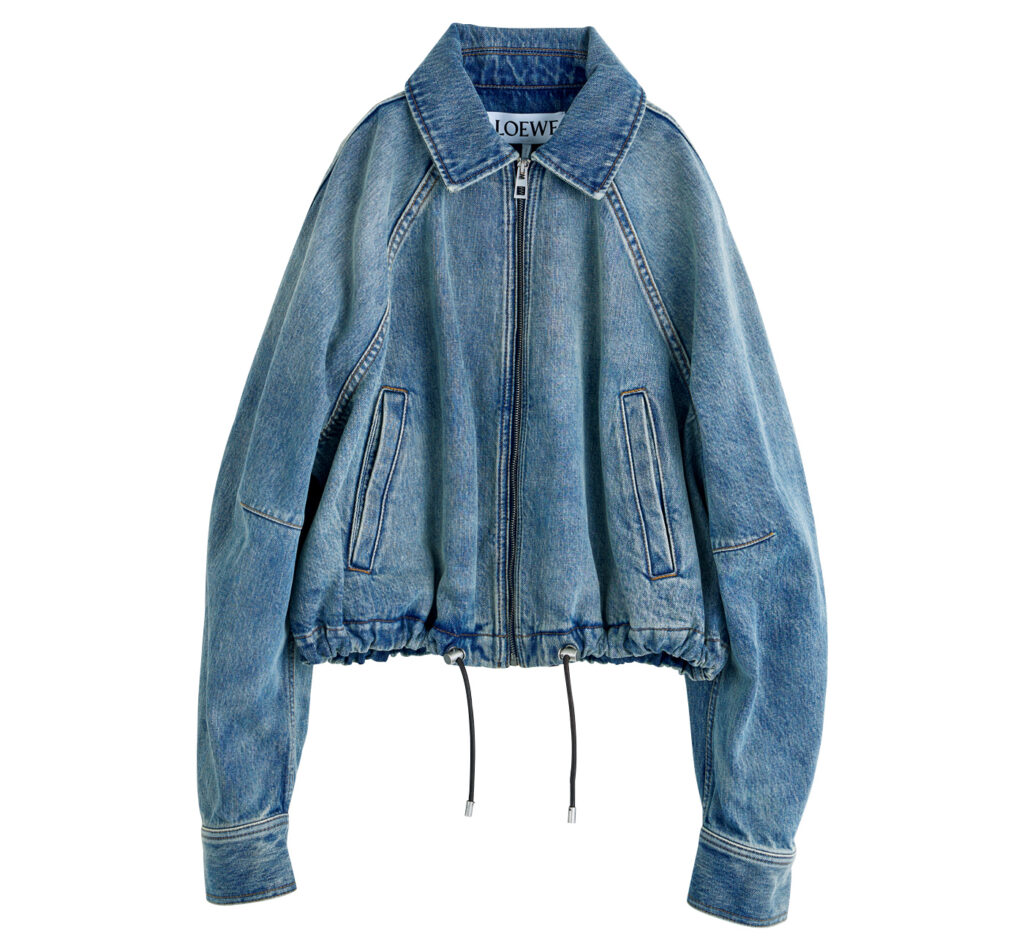 ロエベ〉のデニムジャケットは、シルエットの変化を楽しみたい