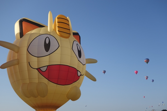 ポケモン』ニャース気球、ついに佐賀の大空に出現！ ニャースが佐賀を