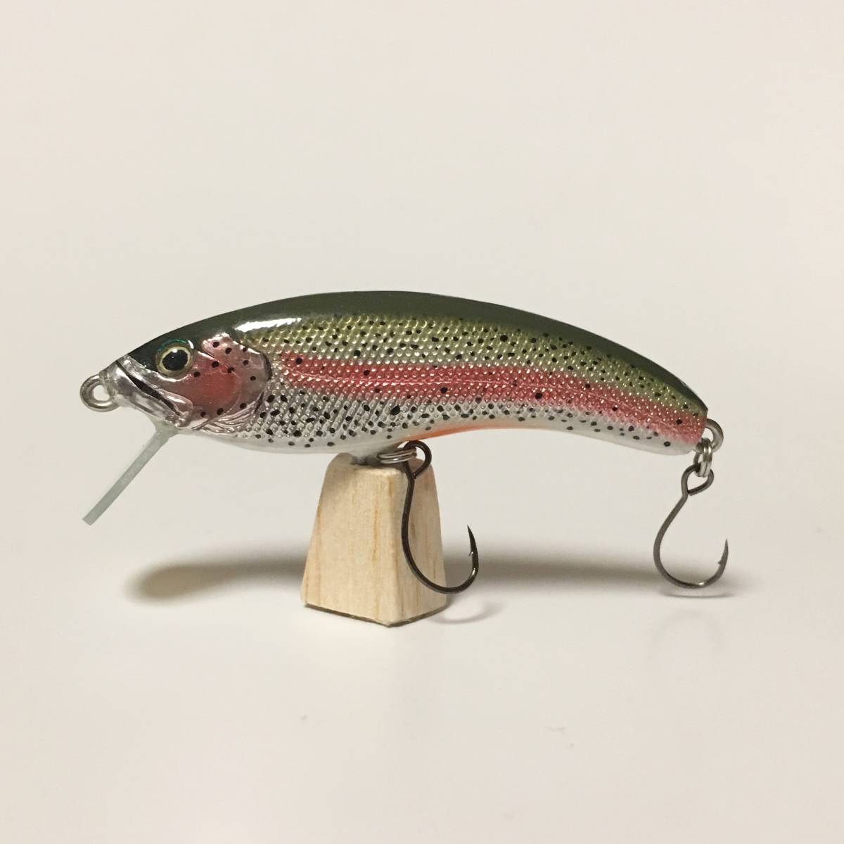 新品】ハンドメイドルアー バルサ stomp lures ミノー ニジマスカラー