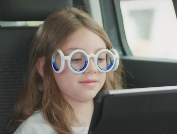 シトロエン開発!?】クルマ酔い解消眼鏡「シートロエン」がヒット中