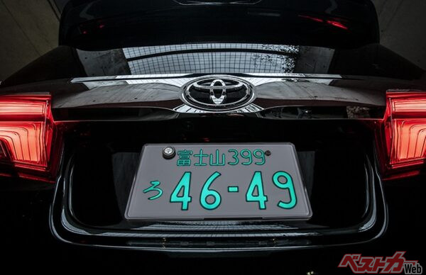 映え時代に[光るナンバープレート]!! 大反響のヒット商品 旭化成テクノ