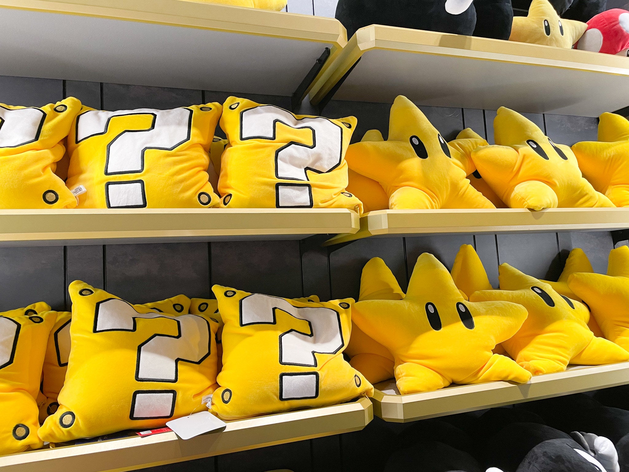 USJのニンテンドーストアでむっちゃ売れてる「マリオクッション」が