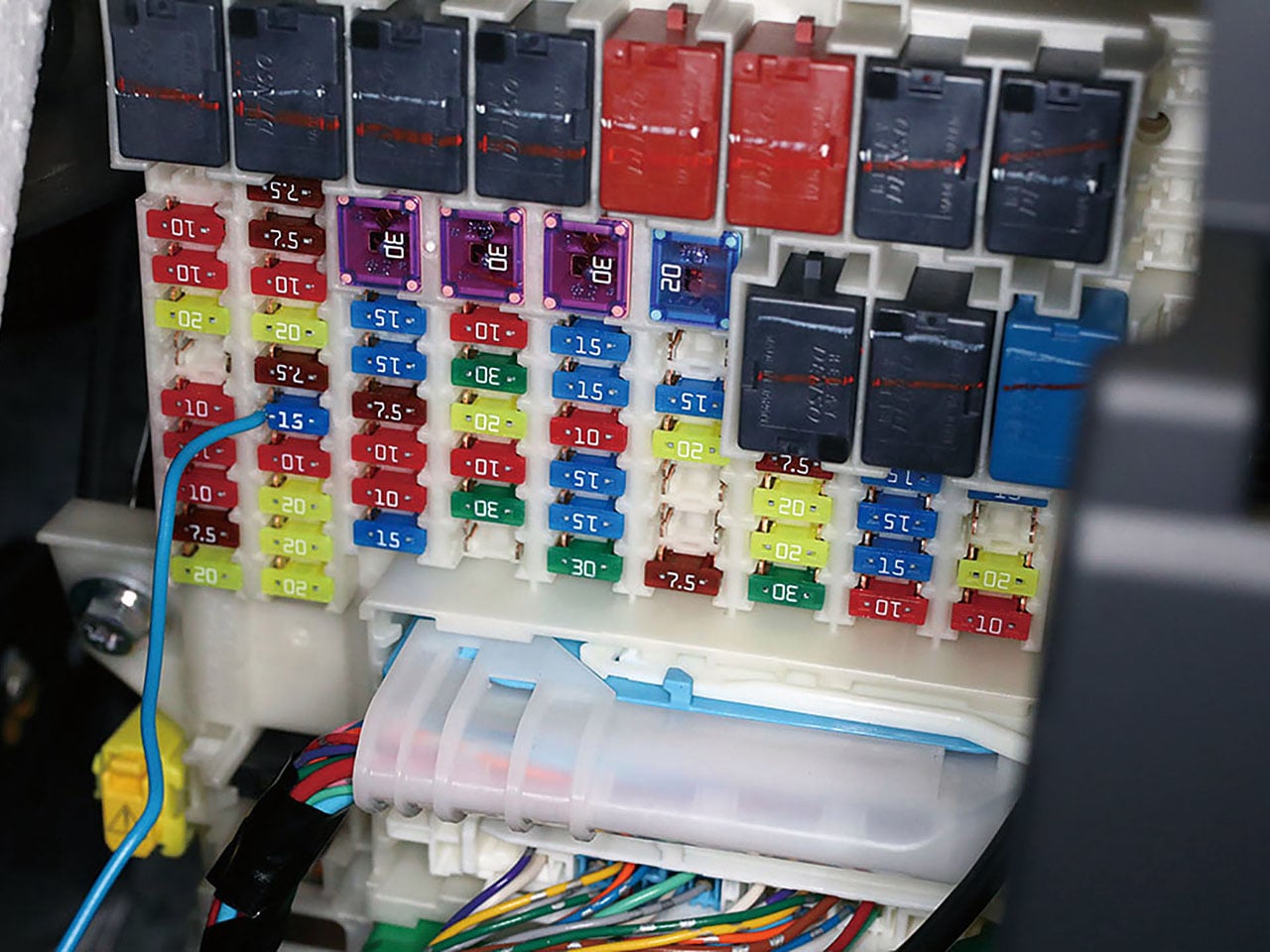 実践テクニック】ヒューズ電源を利用して電源を分岐する | 中古車なら