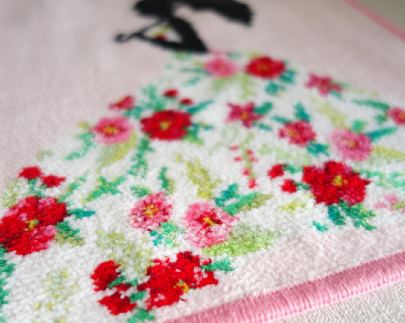 誕生日ギフト ウェッジウッド「フェスティビティ」マグとフェイラー